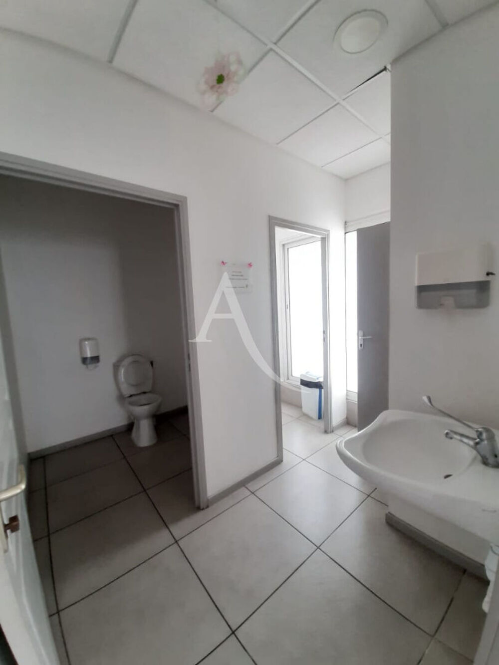   Local d'activité  150 m2 - 9 bureaux + 1 grande salle principale A SAISIR !!!!!! Fort de france