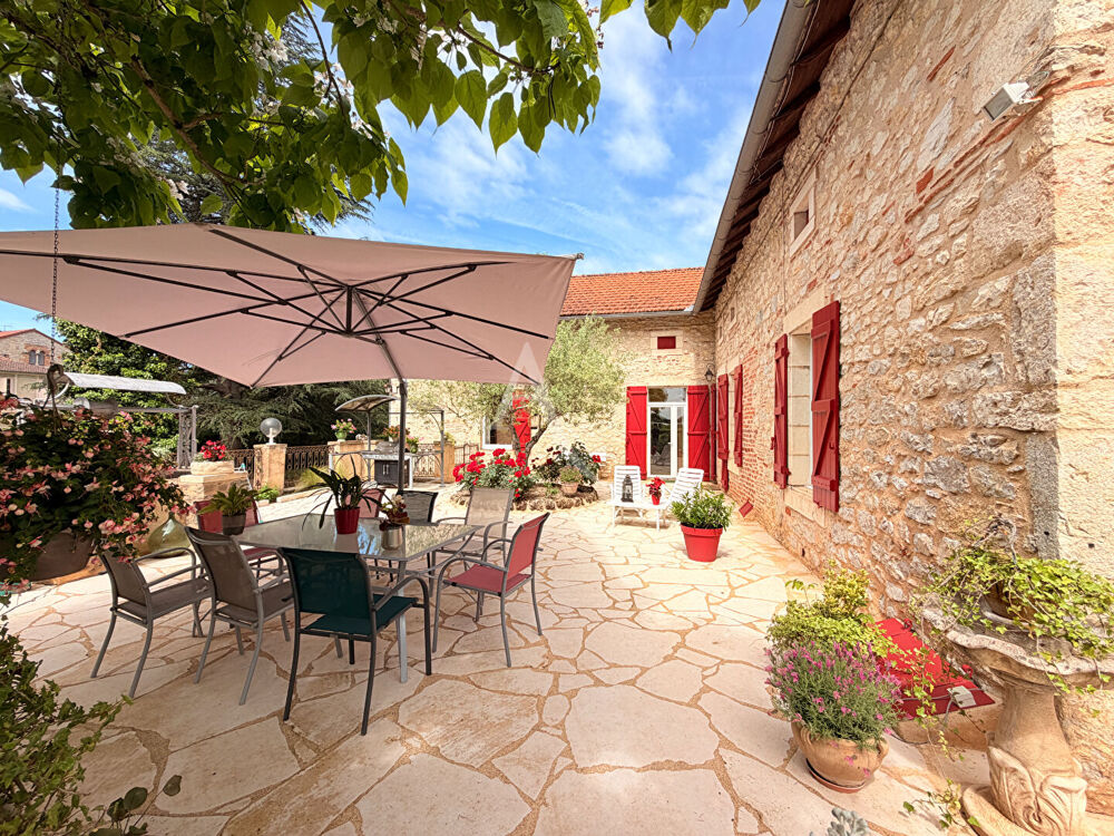 Vente Maison Maison  en pierre de194 m2 et granges Parnac