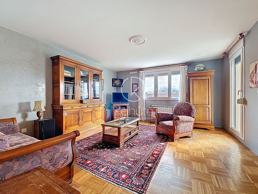 Terrasse avec vue au 4éme et dernier étage pour ce bel appartement, garage inclus
