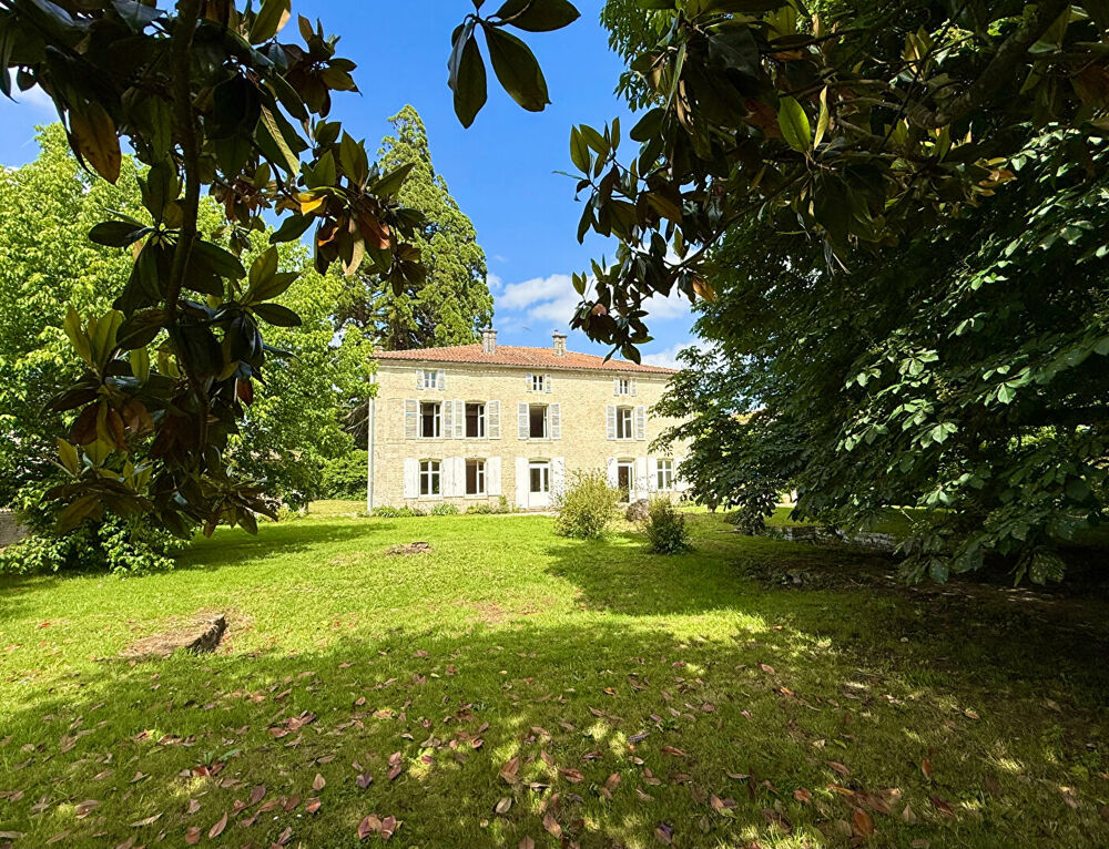Élégante maison de maître avec de vastes dépendances et 5 642 m² de jardins