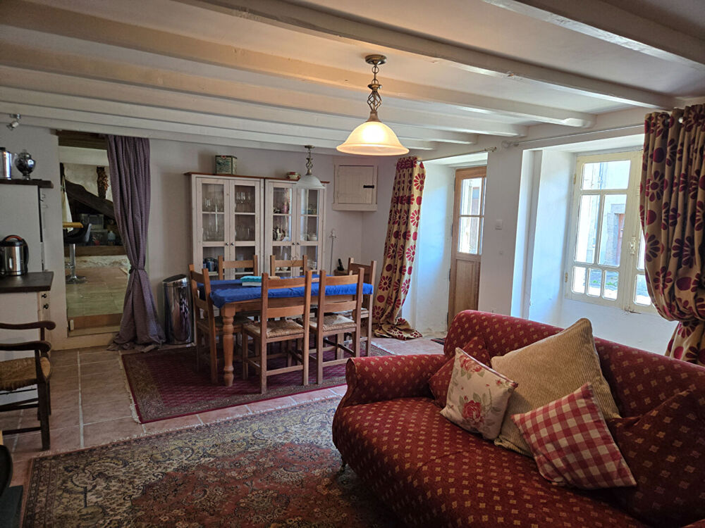 Vente Maison CHARENTE : Maison de village bien présentée avec 2 chambres, grange attenante et grand jardin arboré, idéalement située près de Brillac