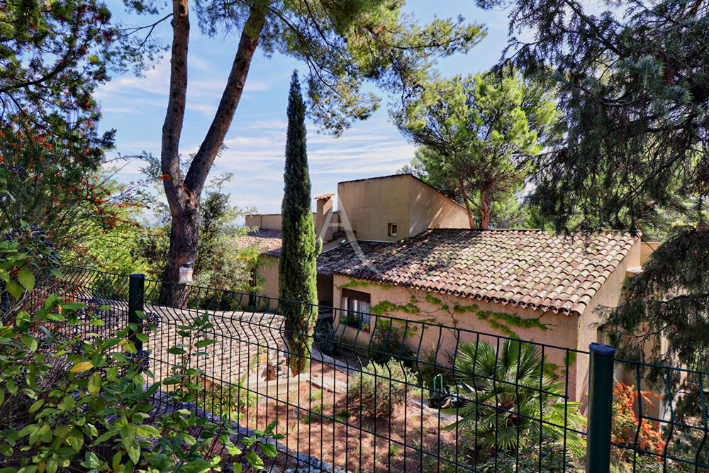 VILLA D ARCHITECTE LUMINEUSE DE 393m² SUR 2777m² AVEC PISCINE ET DEPENDANCE A PIERREVERT