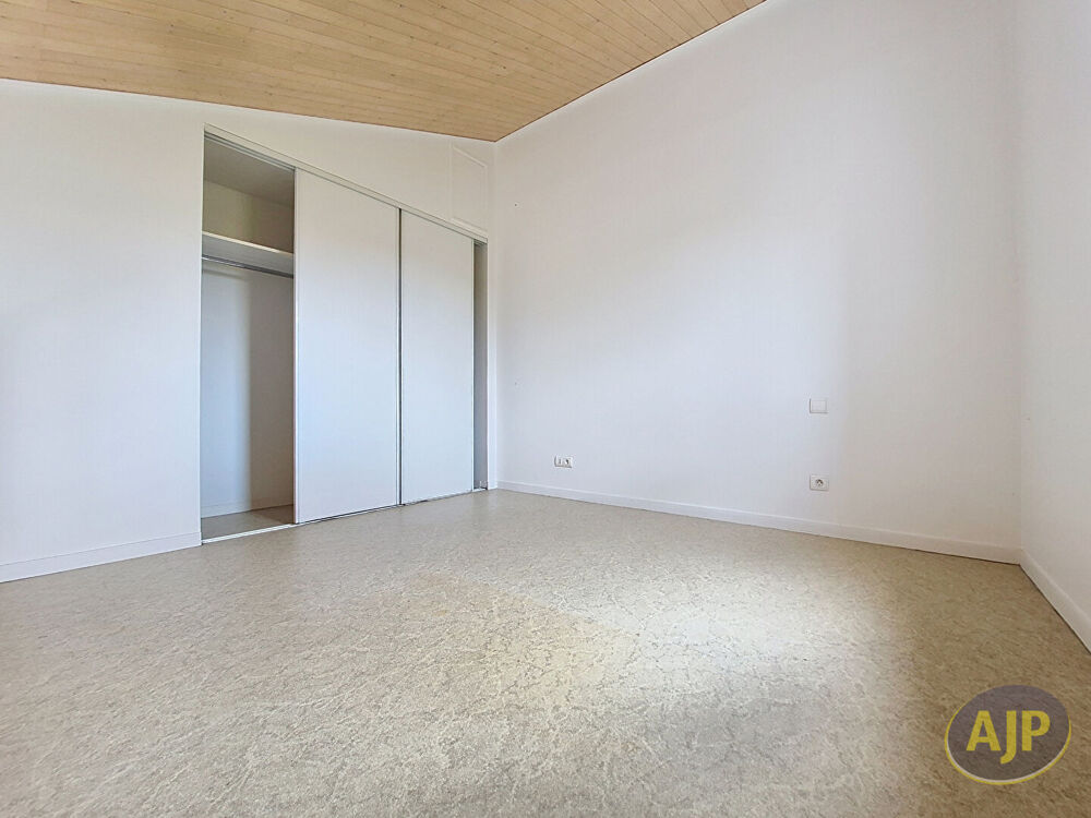 Vente Maison À vendre, Maison avec mezzanine et terrasse, Bourg-sous-la-Roche La roche sur yon