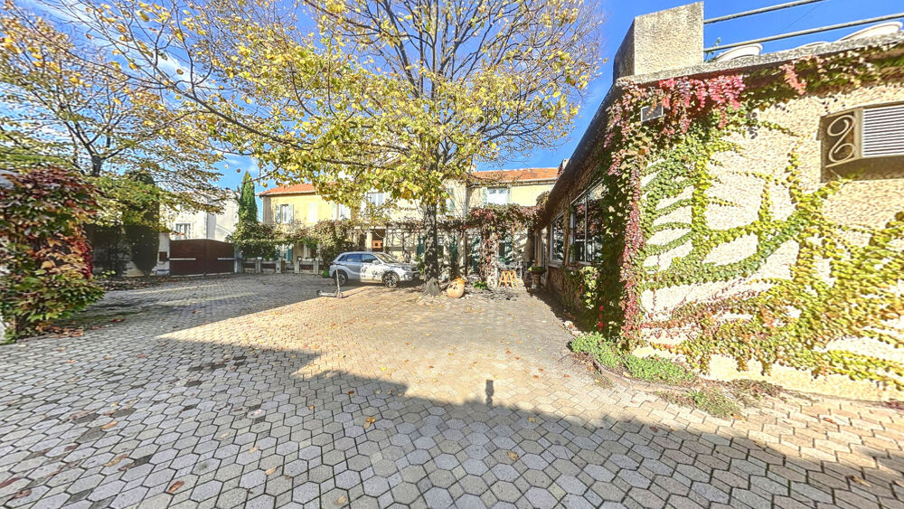 AVIGNON SAINT RUF - Deux maisons et douze garages 300M²