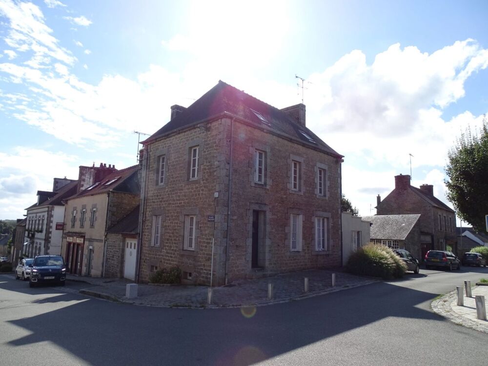 COTES D'ARMOR Saint Nicolas du Pélem, maison mitoyenne de 7 chambres au centre du village