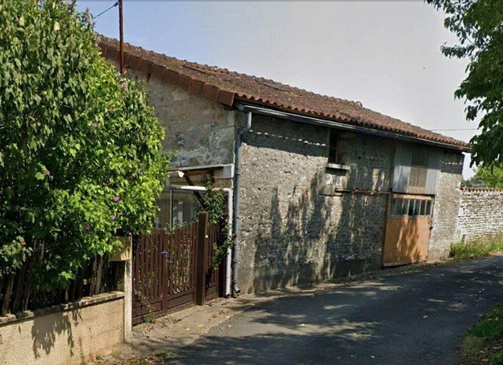 Maison à rénover de 3 chambres avec grand garage et jolie cour-jardin