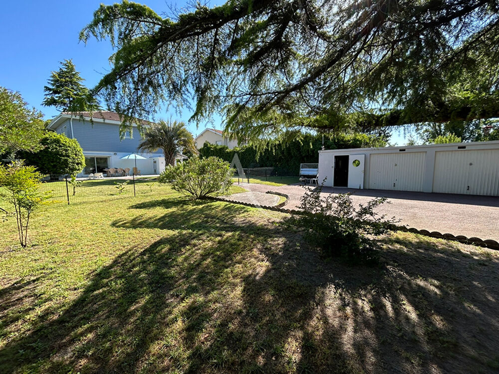 Vente Maison Maison Eysines 9 pièce(s) 149.52 m2 Eysines