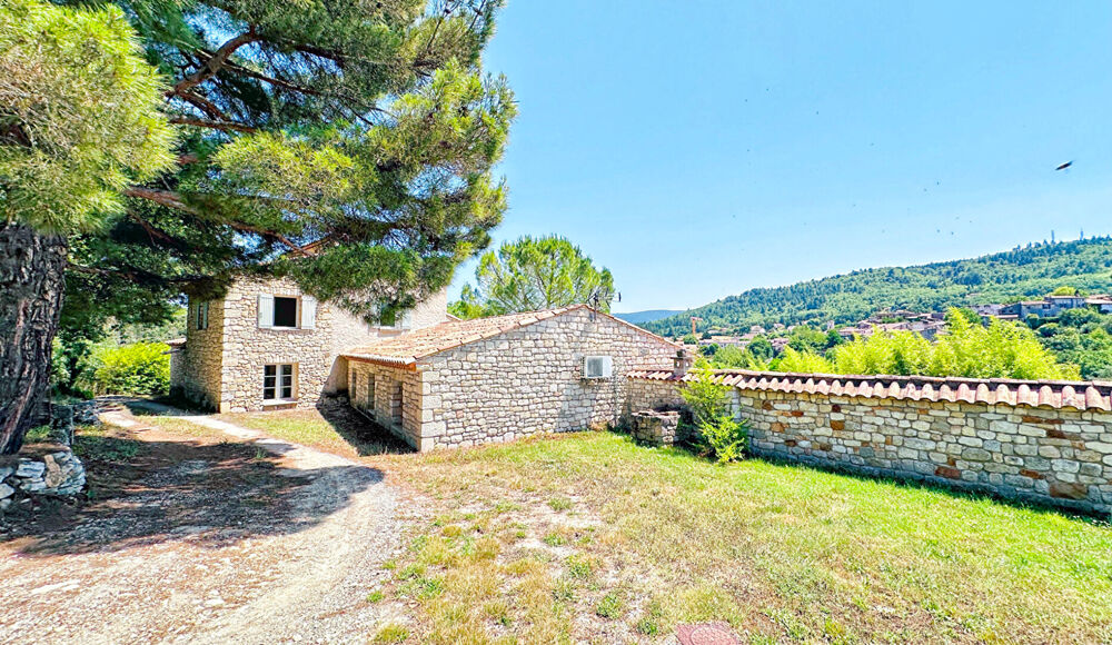 SUPERBE VILLA AU CALME ET A LA VUE IMPRENABLE SUR LE CHÂTEAU DE CERESTE-EN-LUBERON SUR 7380M2 DE TERRAIN AVEC PISCINE