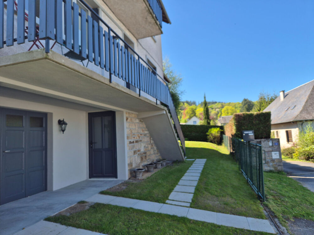 CORREZE. TREIGNAC. Belle maison de 3/4 chambres avec garage, atelier séparé et entourée de jardins de 471m2.