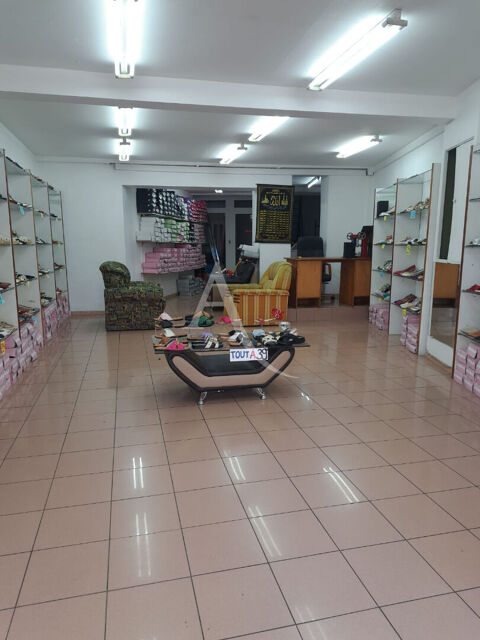 A FORT-DE-FRANCE: Local commercial  de 65 m2 + 2 niveaux. 350000 97234 Fort de france