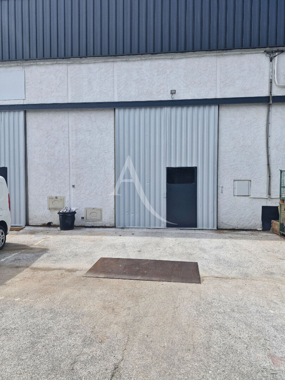   LOCAL PROFESSIONNEL SOLLIES VILLE 96 M² + 30 m² STOCKAGE 