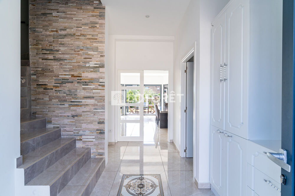 Maison contemporaine de plus de 200m2 - 8 pièces - 6 chambres - DPE A