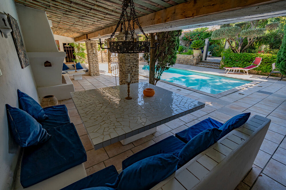 MAS CONTEMPORAIN EN PIERRE 5 pièce(s) 254 m2