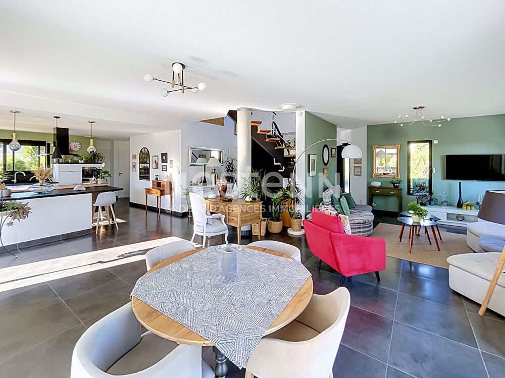 EXCLUSIVITÉ ! Maison d'architecte avec plus de 1200m² de terrain à vendre à Nivillac