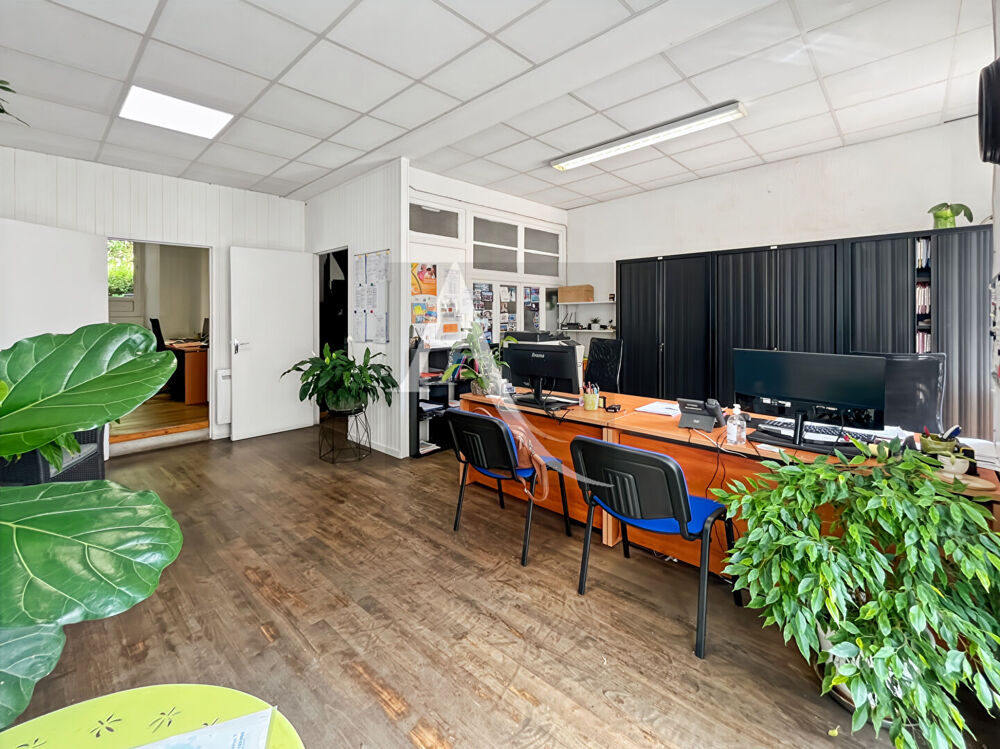   A vendre - Local commercial de 95.5 m2, avec petite cour extérieure Fumel