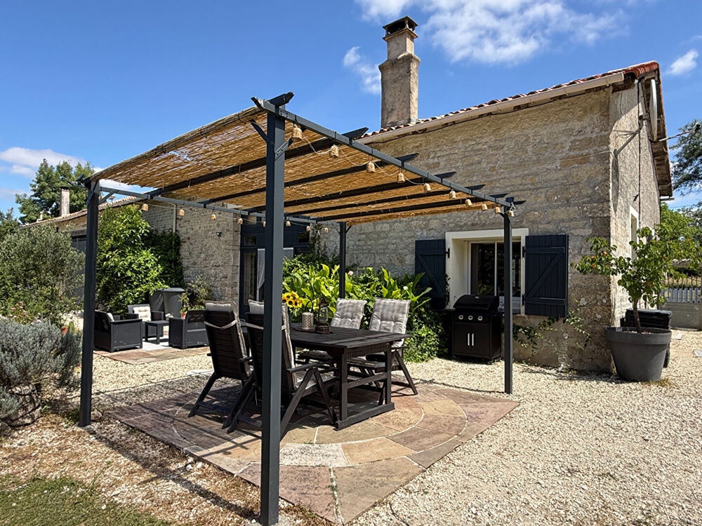 Propriété de charme au style de vie français avec deux gîtes, un vignoble et une piscine