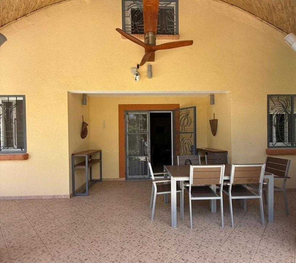 Location Maison A LOUER VILLA MEUBLEE AVEC JACUZZI SITUEE DANS UNE BELLE RESIDENCE PIEDS DANS L'EAU AVEC PLAGE PRIVEE ET PISCINE COMMUNE Saly (Senegal)