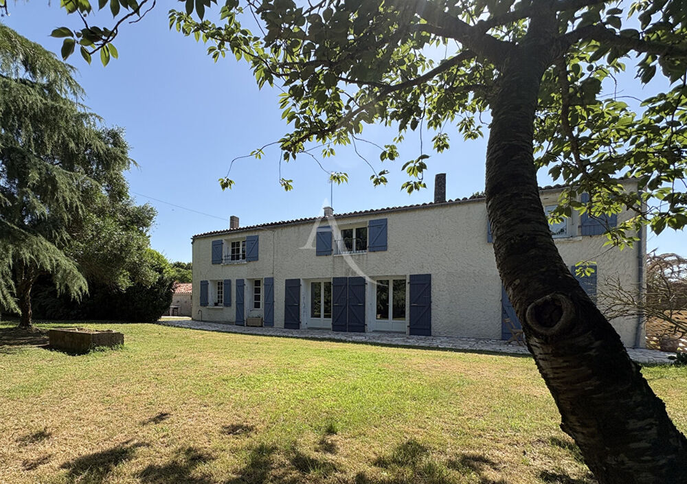 Maison 12 pièces - 6 chambres - LES VELLUIRE SUR VENDEE