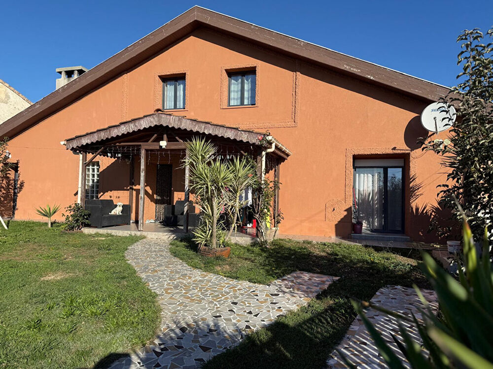 Maison 8 pièces 220 m² · à Tauriac · 220 m² · 313 000 €