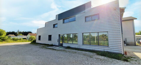   Salagnon, ensemble immobilier comprenant 3 ateliers avec bureaux et deux appartements de type 3 