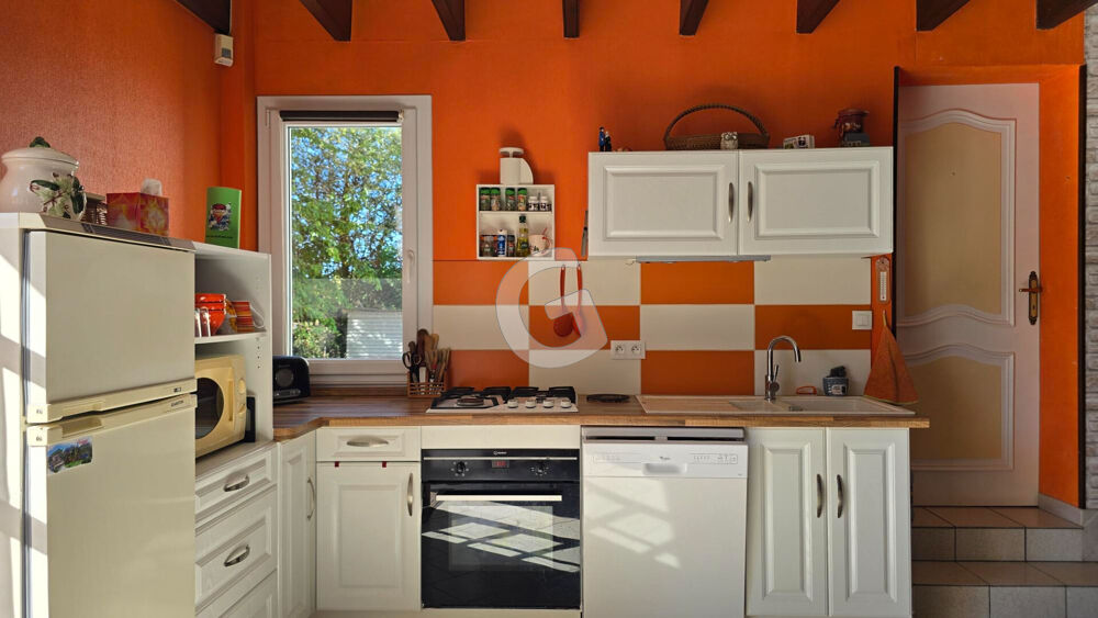 À VENDRE- MAISON FAMILIALE 5 CHAMBRES- 141M² À POIROUX AVEC ÉTANG SUR 12 000M² DE TERRAIN ENVIRON