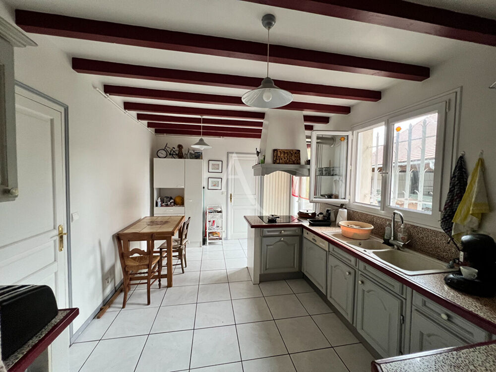 HAUT DE LESCAR - Maison 6 pièce(s) 150 m2 avec piscine garage carport terrain 1282m²