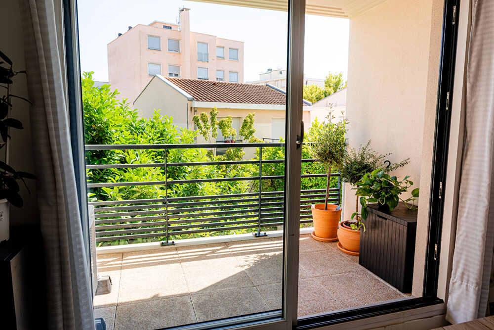 Vente Appartement Appartement  T3  63 m² .Garage double et 1cave Vaulx en velin