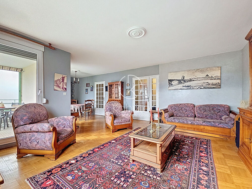 Terrasse avec vue au 4éme et dernier étage pour ce bel appartement, garage inclus