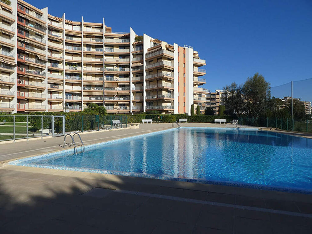 COUP DE COEUR ! Beau 2 pièces de 44m² avec parking. Plage et commerces à pied !