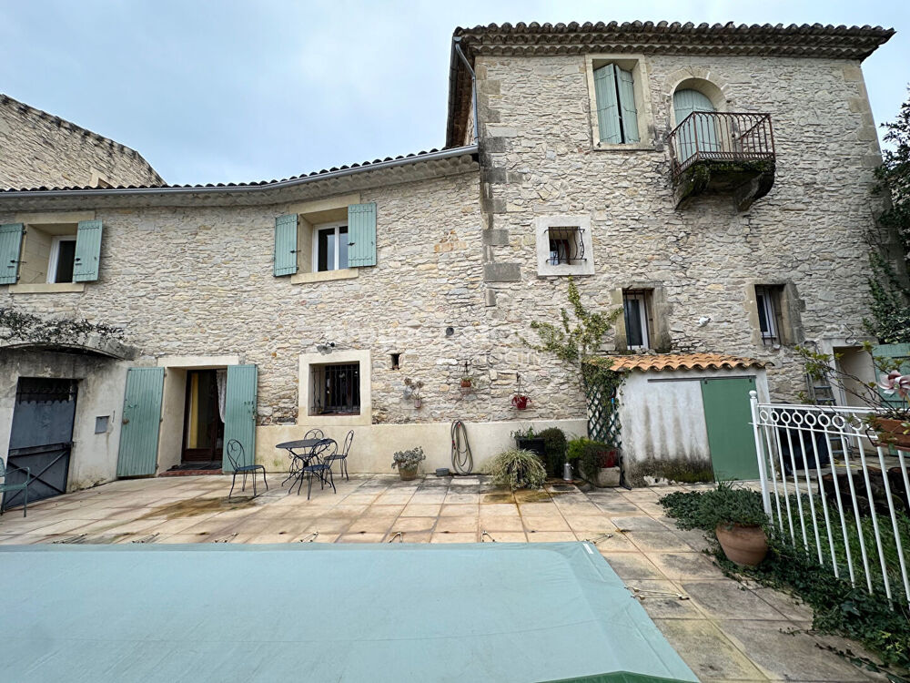 VAUNAGE Maison en pierres 8 pièces avec jardin pisccine et grand garage