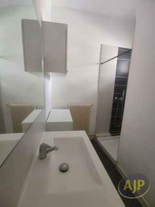  Appartement à louer 3 pièces 81 m²