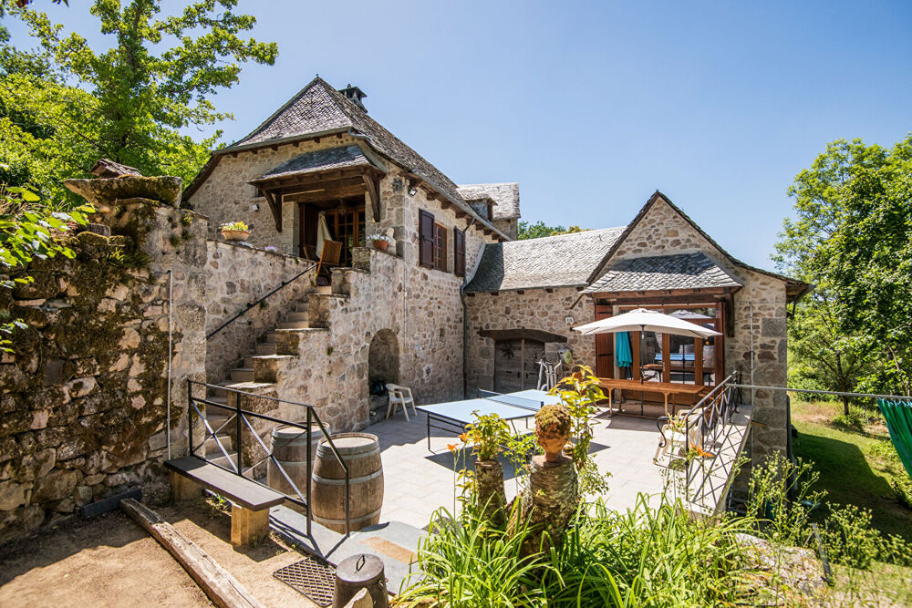 Ensemble en pierre d'exception aux portes de l'Aubrac : 4 maisons restaurées, piscine & patio