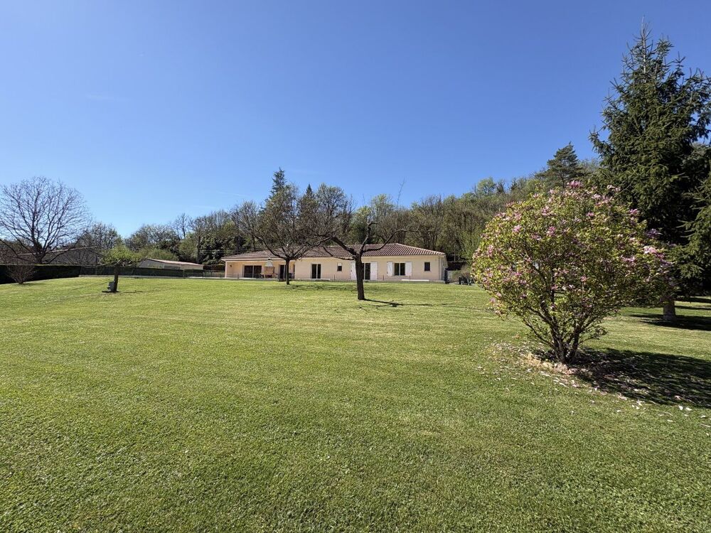 Villa de standing avec parc, piscine et étang près de Figeac