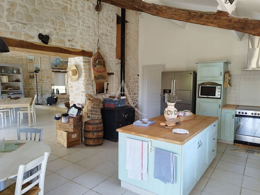 Charentaise de plain pied 4 chambres avec piscine.
