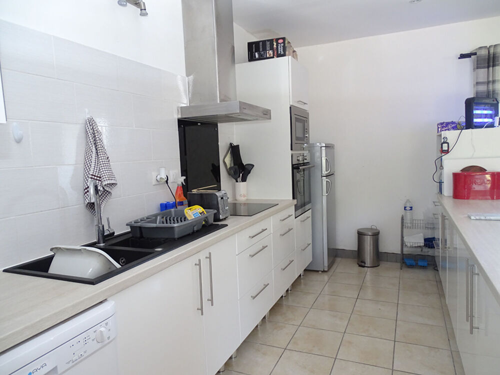 FINISTERE. Charmante maison en pierre de 5 chambres avec salles de bains privatives, située dans le village de Scrignac