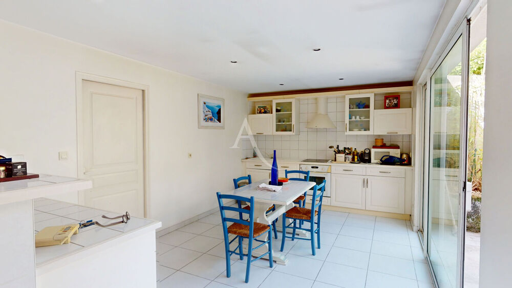 Maison de plain-pied à vendre. Grand séjour 100 m², 3 chambres, 2 garages