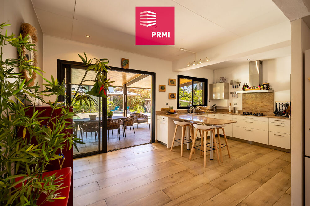Saint-Gilles-les-Bains : Villa T6 + dépendance, volumes généreux sur grande parcelle de 1 300 m² dans un secteur résidentiel re