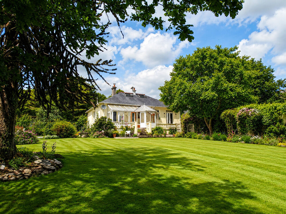 CÔTES D'ARMOR. Maison de charme rénovée avec 3 261 m² de jardin paysager en bord de rivière ? À pied de l'Abbaye de Bon Repos