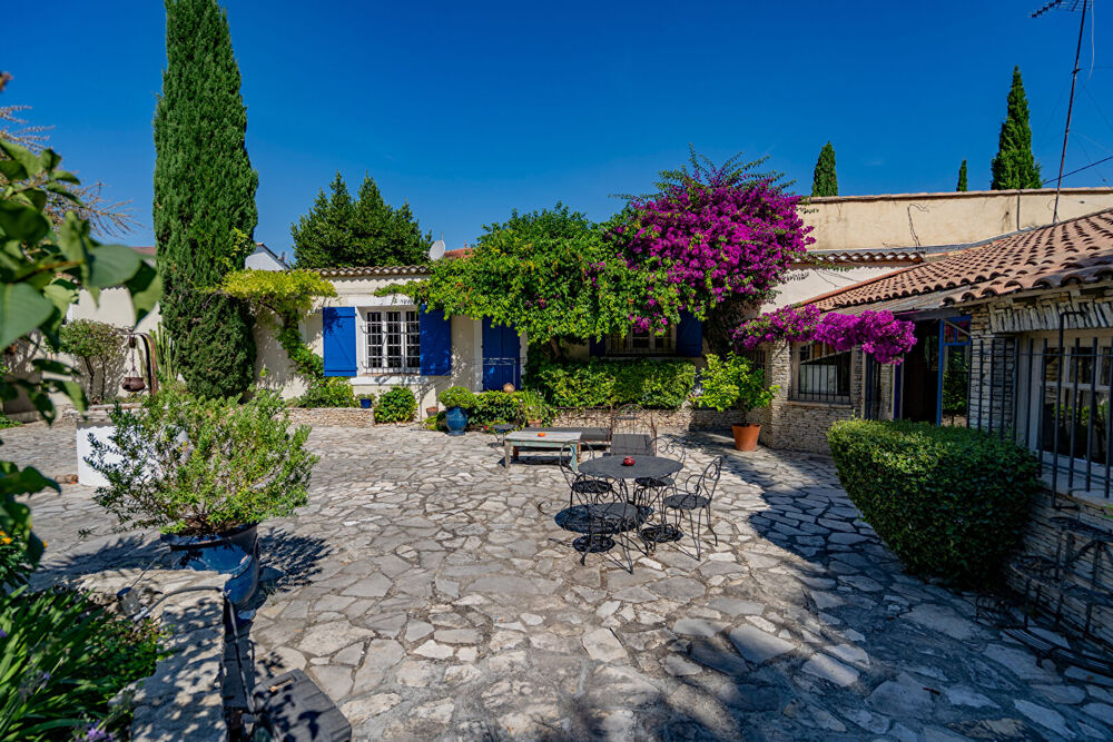 MAS CONTEMPORAIN EN PIERRE 5 pièce(s) 254 m2