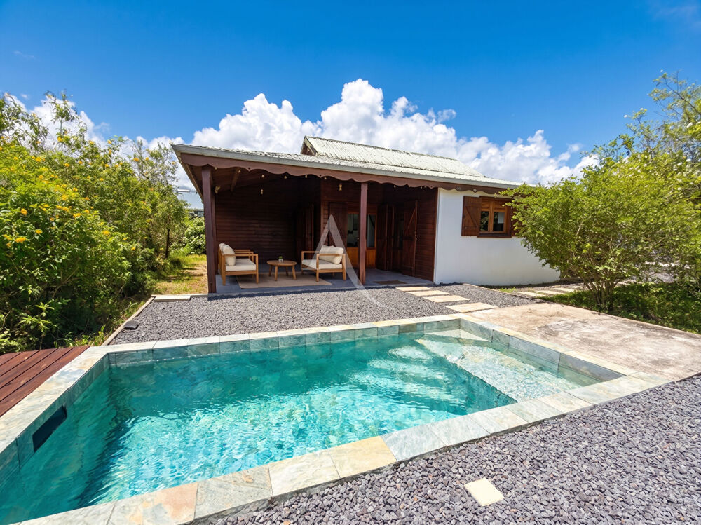 Vente Maison Villa T4 récente avec piscine et jardin clos Lamentin