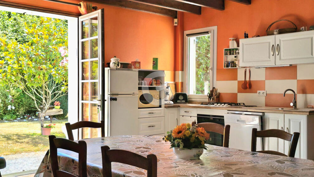À VENDRE- MAISON FAMILIALE 5 CHAMBRES- 141M² À POIROUX AVEC ÉTANG SUR 12 000M² DE TERRAIN ENVIRON