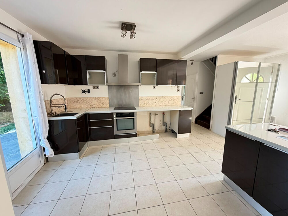Vente Maison Super Maison  de plain pieds de 128 m2 habitable avec terrain , piscine et parkings Bouyon