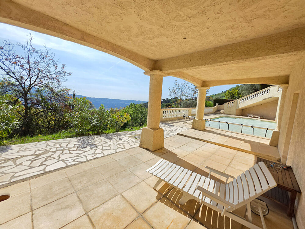 Villa avec piscine, terrasses, stationnements et superbe jardin sur les hauteurs de CARROS