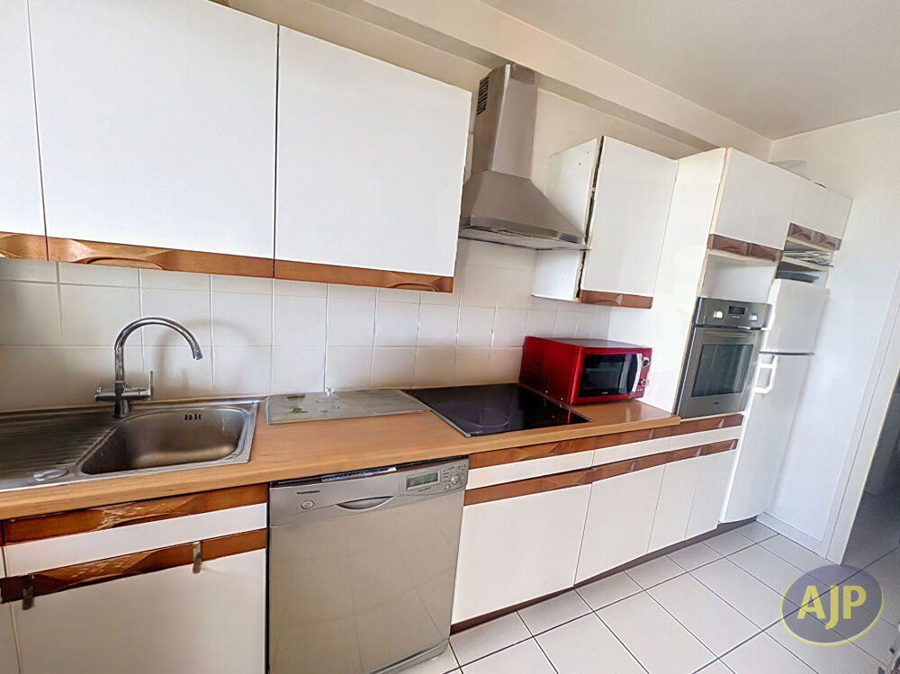 LE POULIGUEN - 85 m² dernier étage avec vue imprenable sur le port de plaisance