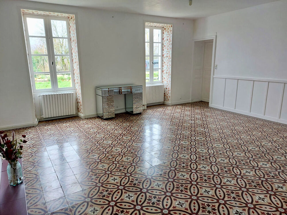 Vente Maison Elegante maison non-mitoyenne avec gîte, vaste dépendances, 2 km du centre ville Saint jean d angely
