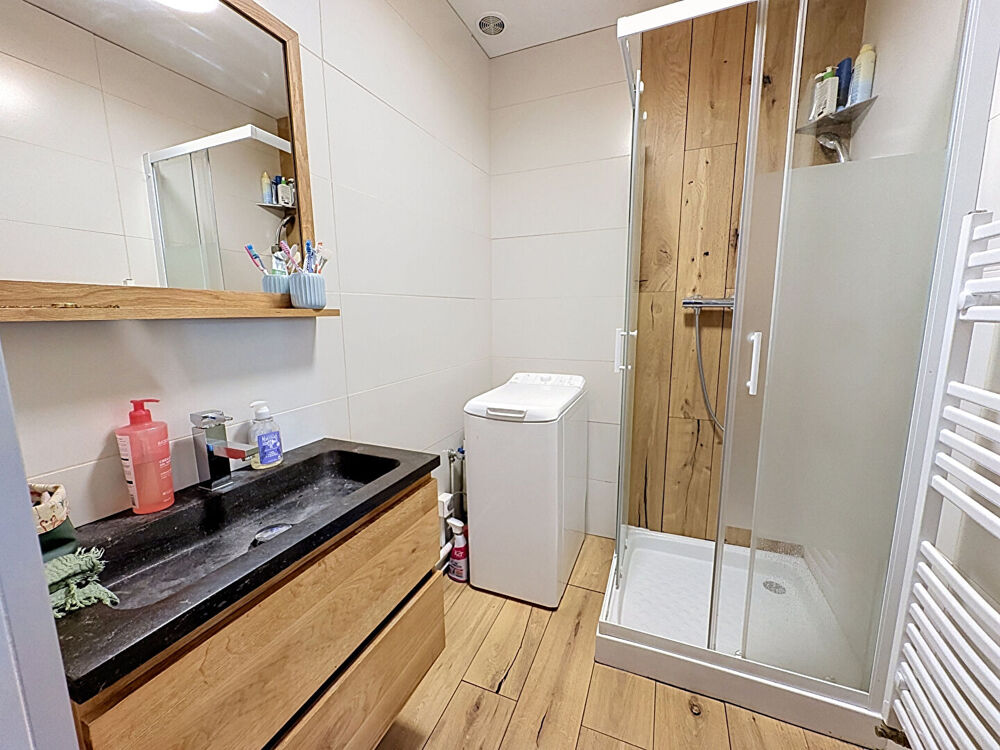 Vente Appartement Appartement LYON 8, T2 traversant en très bon état entièrement au calme avec garage et cave Lyon 8