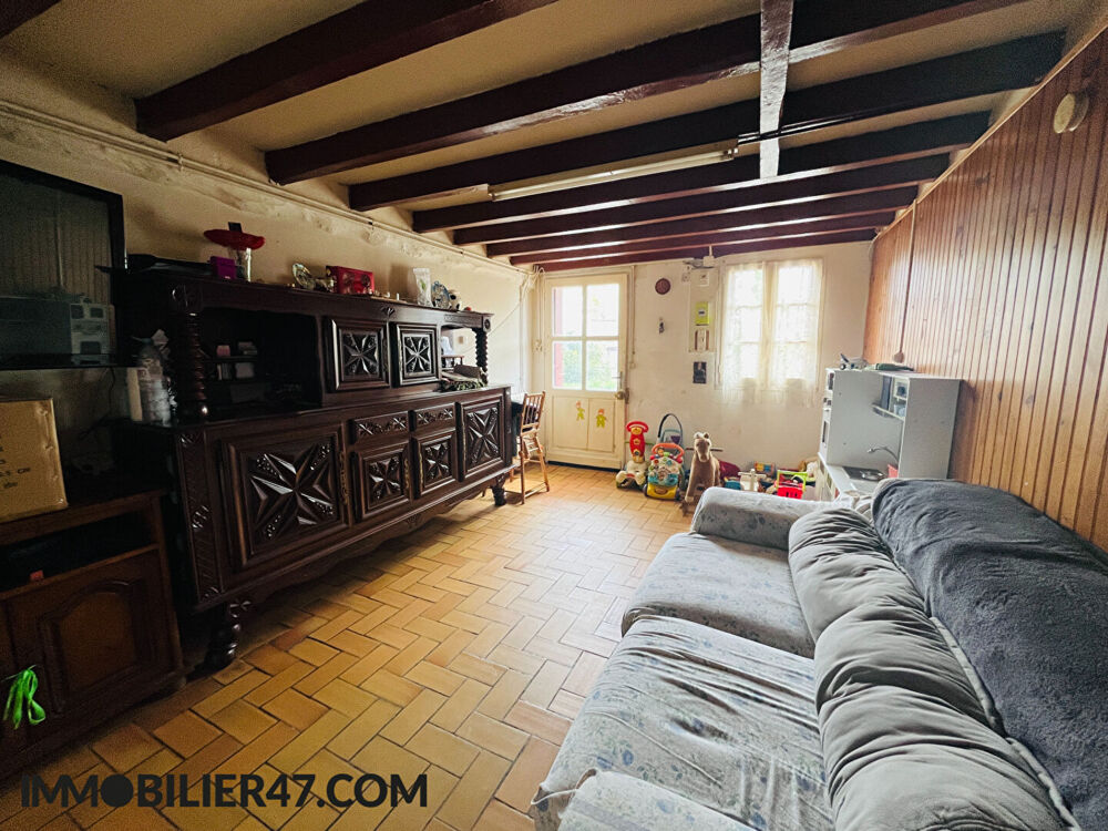TOMBEBOEUF, MAISON DE VILLAGE