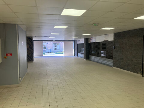  LOCAUX COMMERCIAUX EN BORD DE MER . 