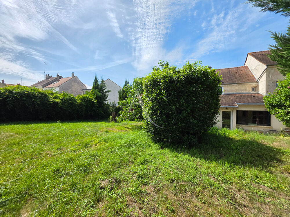 Maison de village 3 chambres à rénover avec grand garage et dépendances - Terrain clos et arboré