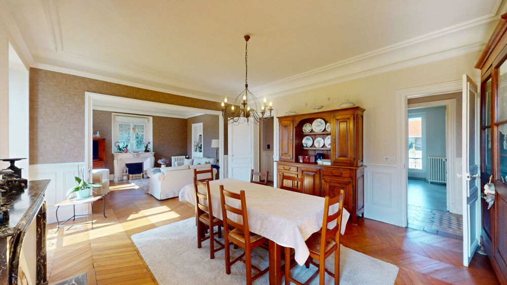 A VENDRE - Maison de maître de près de 300 m² à SAINT PIERRE DU PERRAY